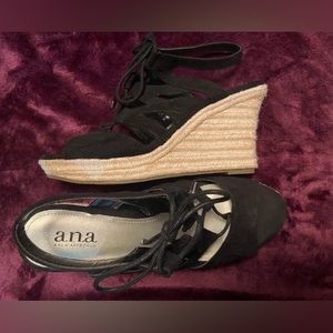 Ana black wedges